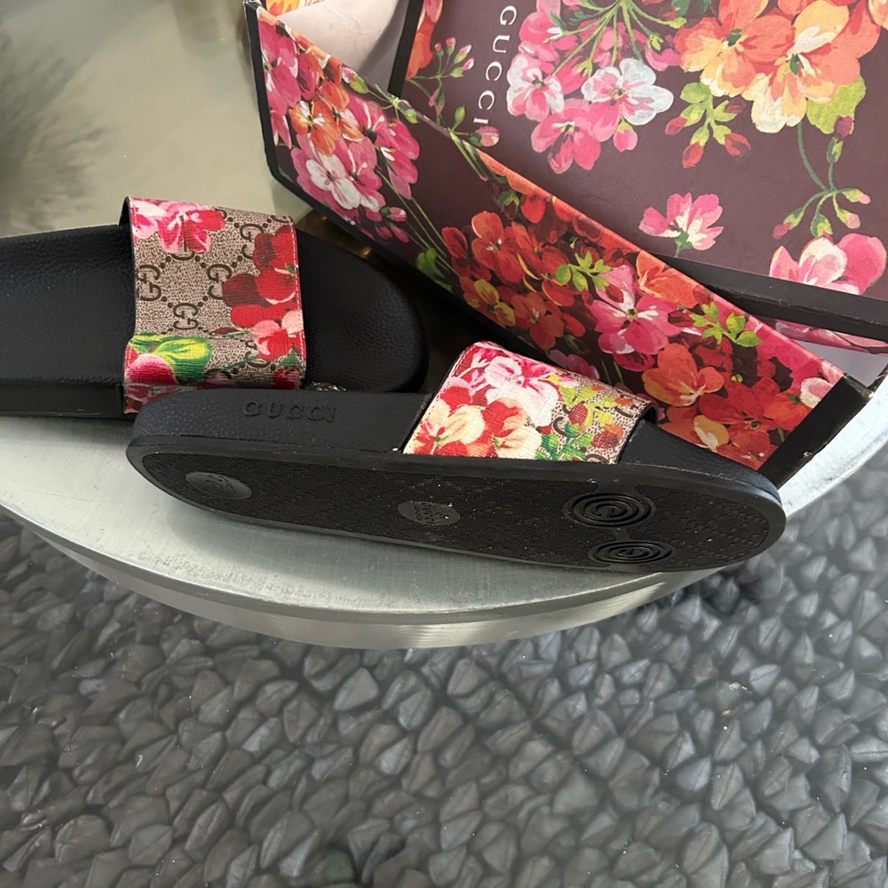 Gucci Black and Pink Floral Sandals